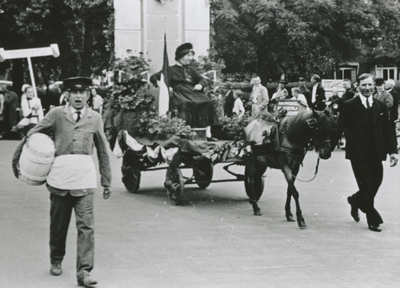 875593 Afbeelding van twee figuren uit de groep 'Verdwenen Utrechtsche Typen', deelnemers aan de feestelijke optocht, ...